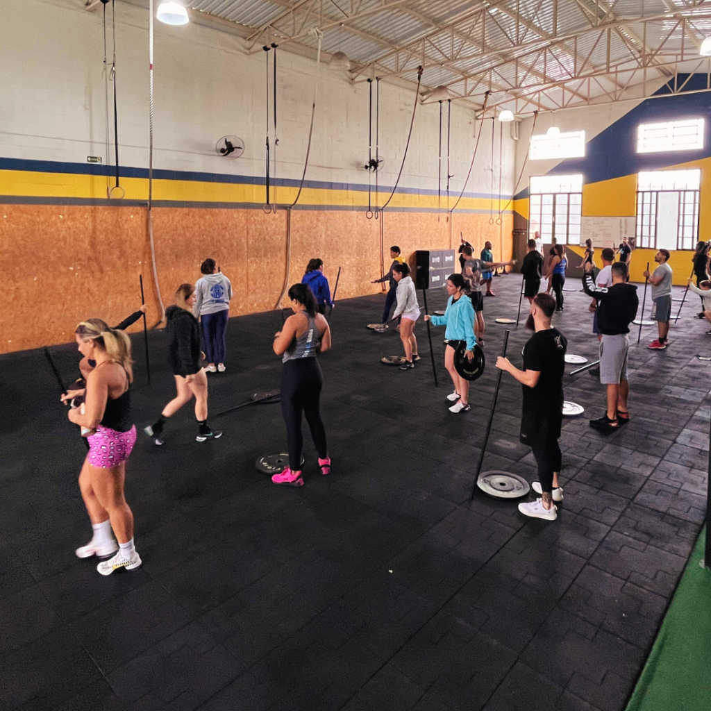 As clínicas no CrossFit são sessões de treinamento focadas em habilidades específicas, técnicas de levantamento de peso, mobilidade, ou outros aspectos.