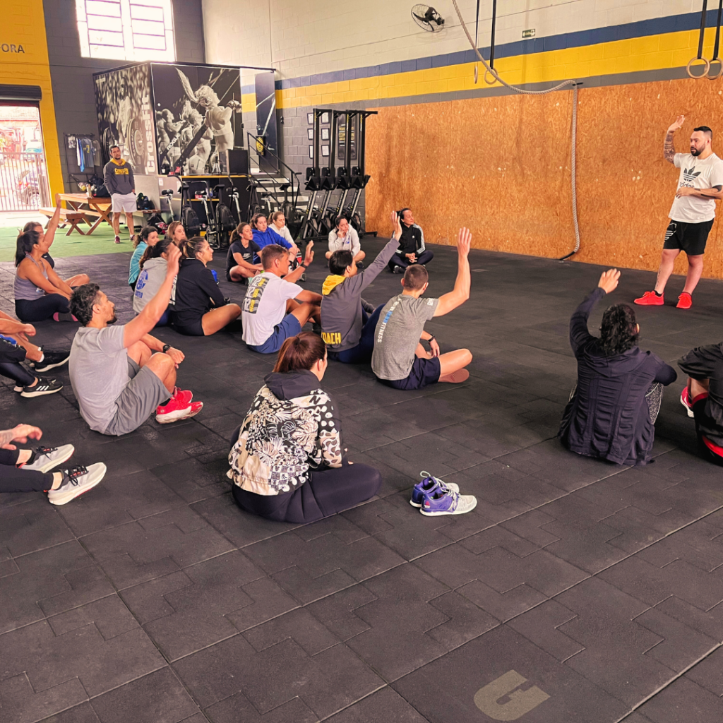 As clínicas visam aprimorar a técnica, corrigir deficiências e proporcionar uma compreensão mais profunda dos movimentos e conceitos do CrossFit.