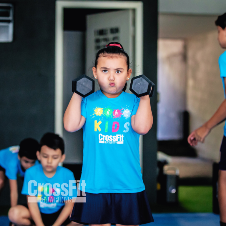 Adaptado para ser desafiador e divertido, o CrossFit Kids mantém as crianças engajadas e motivadas