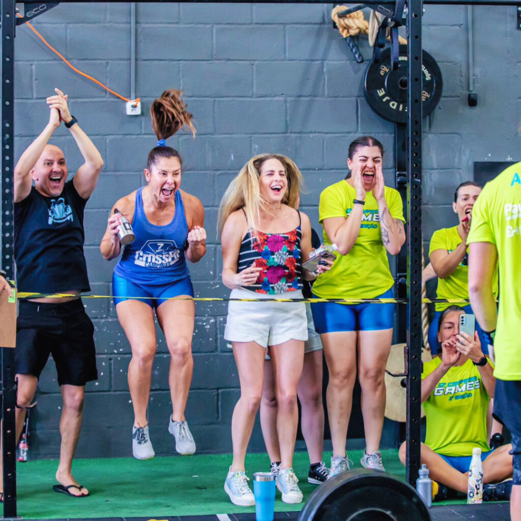 Nas box de CrossFit, pessoas se unem em um espírito de amizade e apoio mútuo.